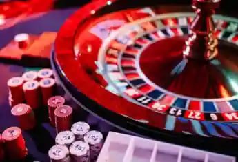 တိုက်ရိုက် Live Casino dealer နှင့် ကစားနည်း