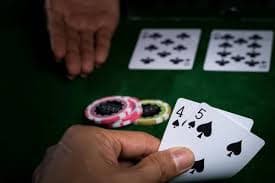 Live Dealer Baccarat ဆိုင်ခန်းတွင် ကဒ်ဖျော်နေသည့် မြင်ကွင်း