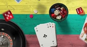 MMKJLVIP APP ထဲရှိ Slots Lobby နှင့် Live Casino Game များ မိုဘိုင်းဖုန်းပေါ်တွင် ပြသနေသောမြင်ကွင်း